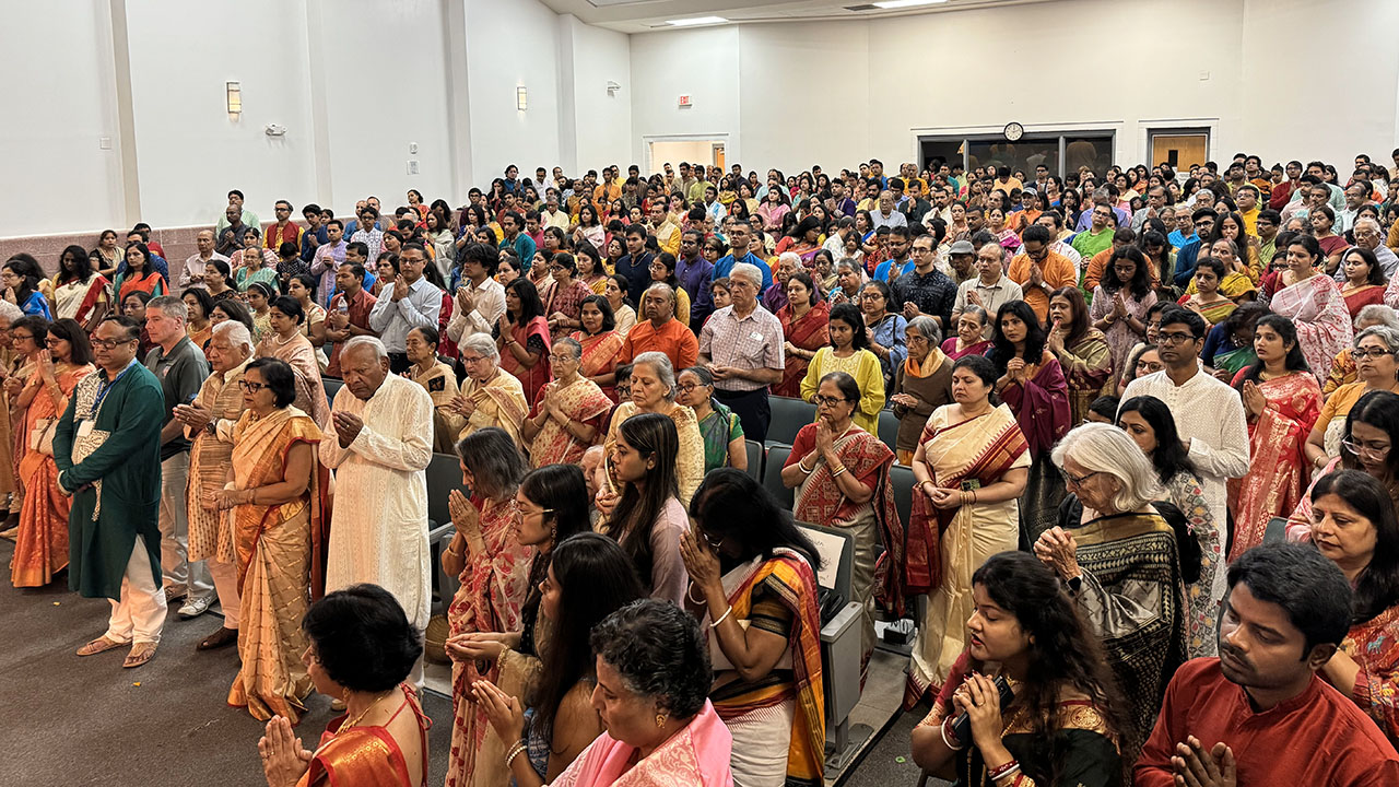 Durante la celebrazione di Durga Puja, erano dedicate e le famiglie li condividono con adorazione e borse di studio.