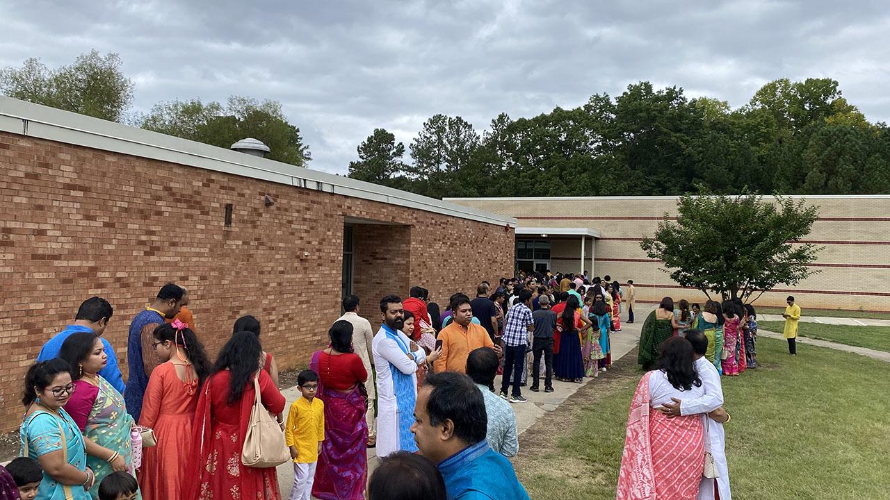 Domenica è stato messo in fila fuori dalla West Cary Secondary School, dedicata alle celebrazioni di Durga Puja.