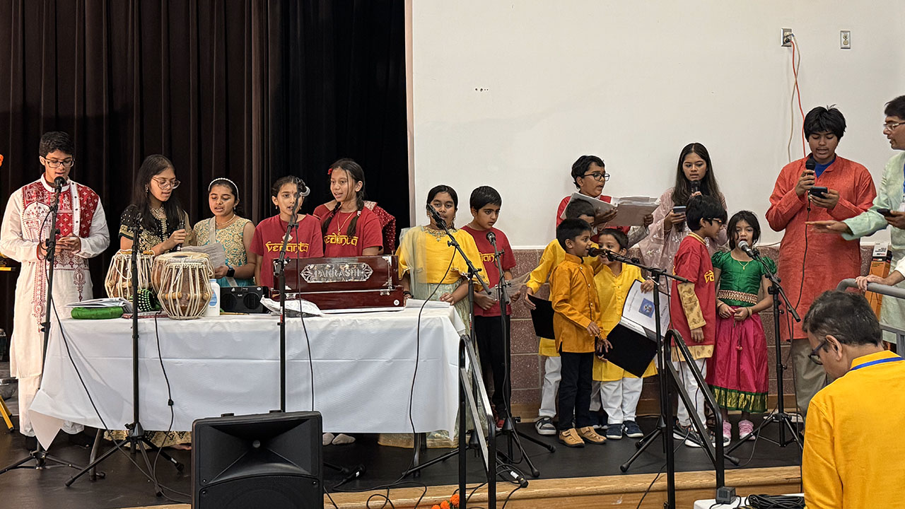 I bambini della Vedanta Market School hanno presentato canzoni di Durga Mother che simboleggiano lo spirito della prossima generazione.