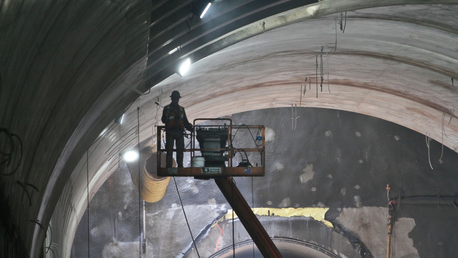 White House puts on hold $18 billion in funding for New York City rail tunnel and subway projects