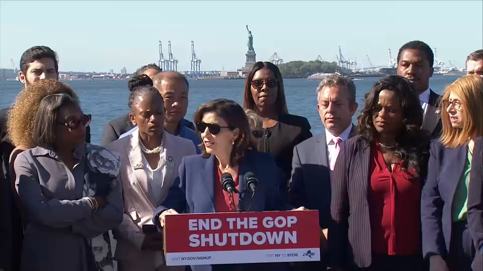 Hochul rallies with NY Democrats against government shutdown