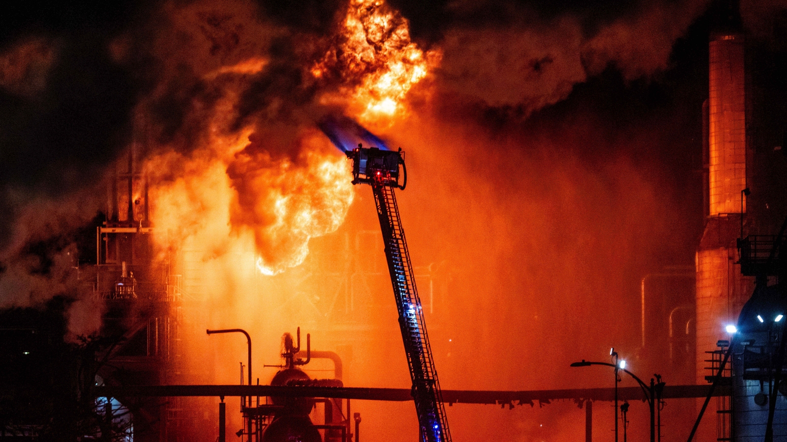 LIVE UPDATES: Investigation underway into massive fire at Chevron's El Segundo refinery