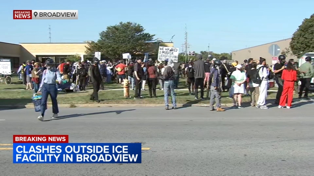Protesters detained in clashes outside Broadview ICE facility