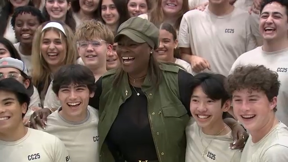 Actress Retta surprises Burbank music students