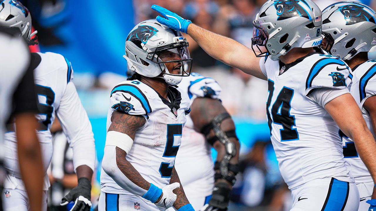 Panthers, che ha tirato indietro Rico Dowdle, si congratula con i suoi compagni di squadra dopo aver segnato contro i Delfini domenica.