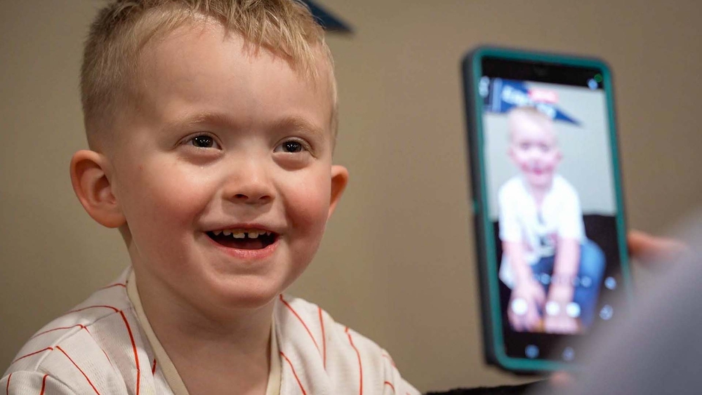 Three-year-old posts positive messages for Philly sports fans online
