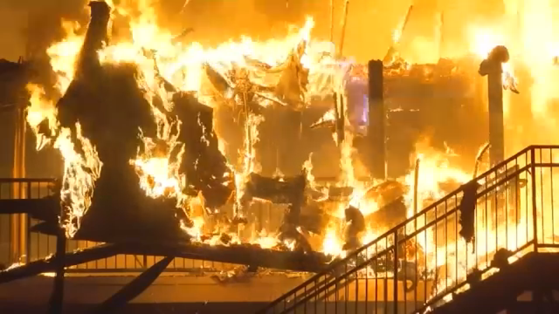 Fire erupts again at long-vacant Spring Branch apartment complex amid purchase deal