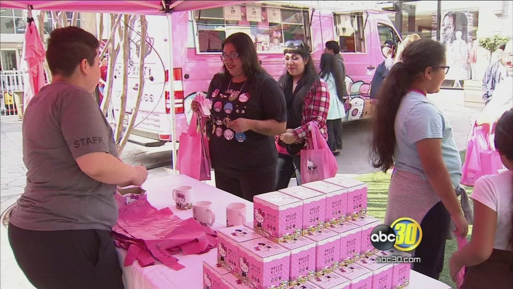 Hundreds of Hello Kitty fans line up at Fresno mall for mobile cafe