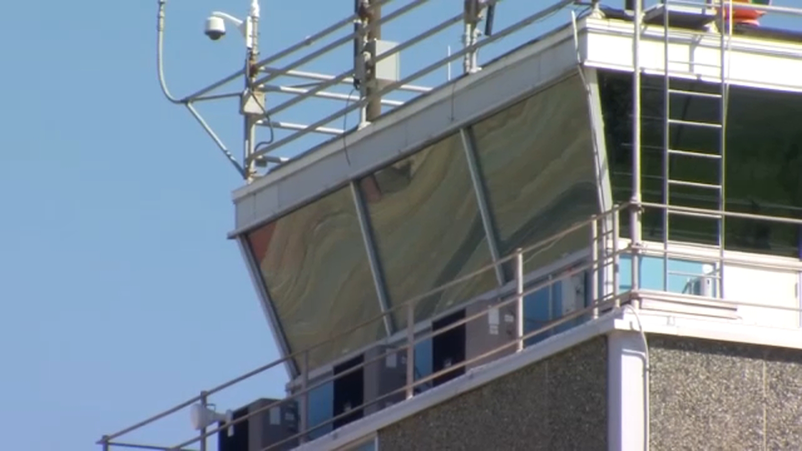 'Morale at an all-time low': Fresno Air Traffic Controllers to receive blank paychecks next week 