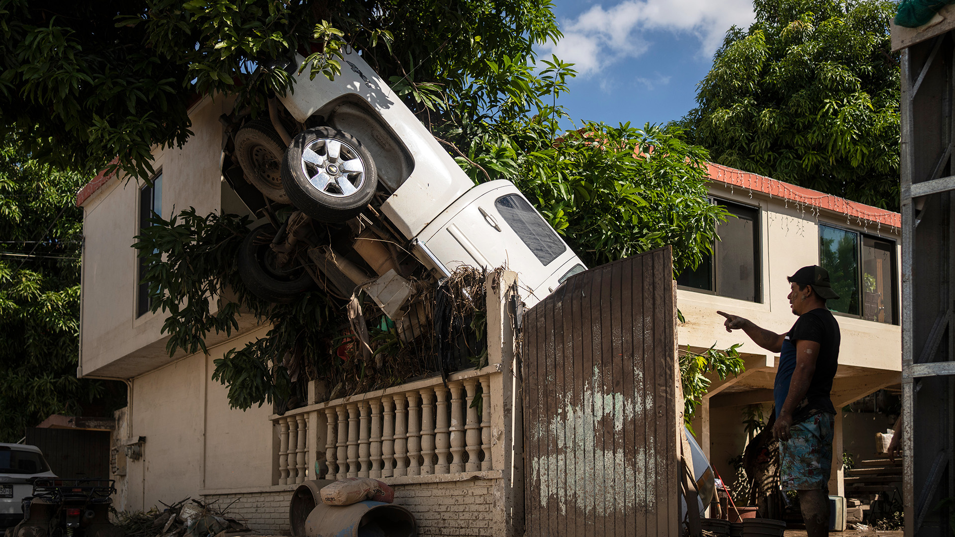 Aumentan a 64 los muertos por las intensas lluvias en México; hay 65  personas desaparecidas - ABC7 Los Angeles, image size:1920x1080