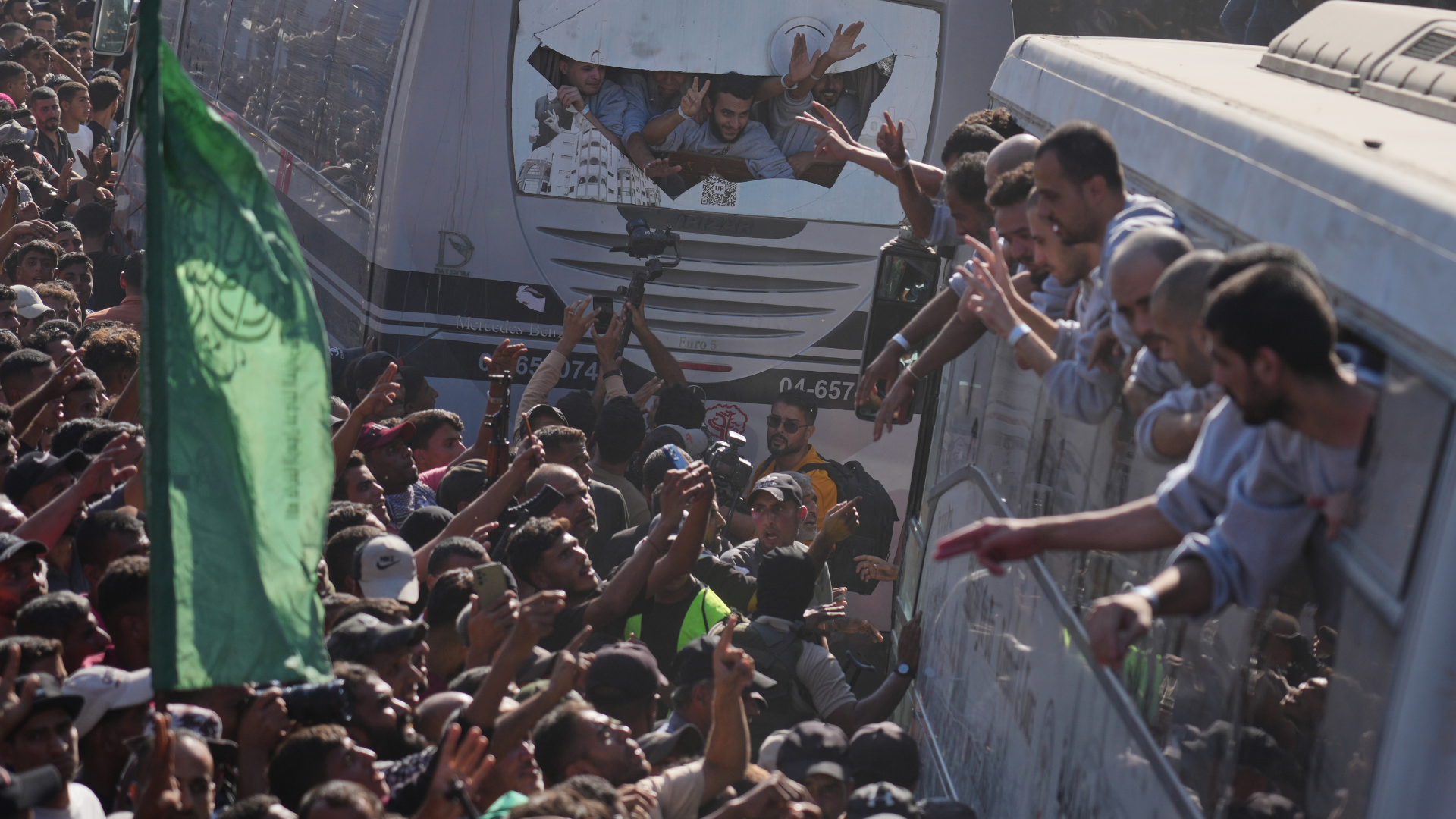Huge crowds welcome freed Palestinian prisoners back to Gaza - ABC30 Fresno