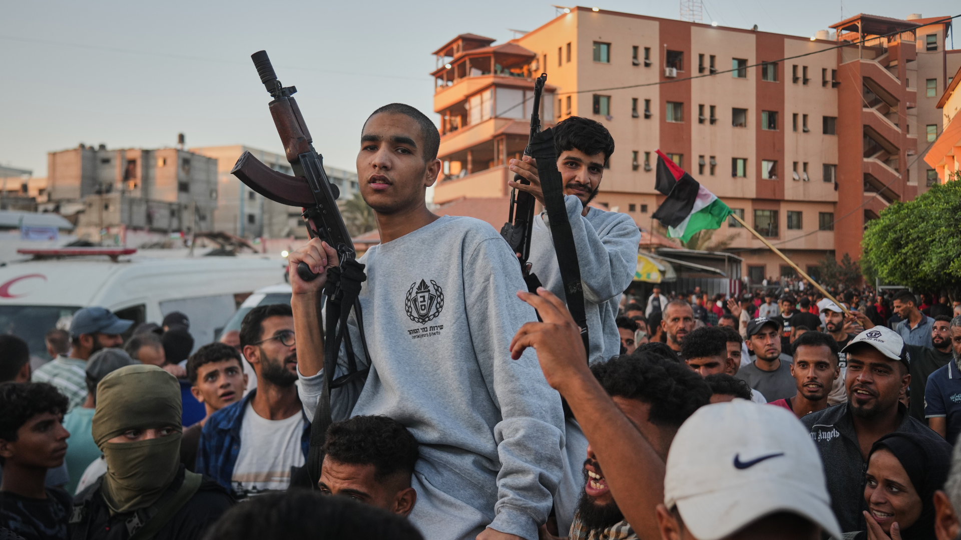 Huge crowds welcome freed Palestinian prisoners back to Gaza - ABC7 New