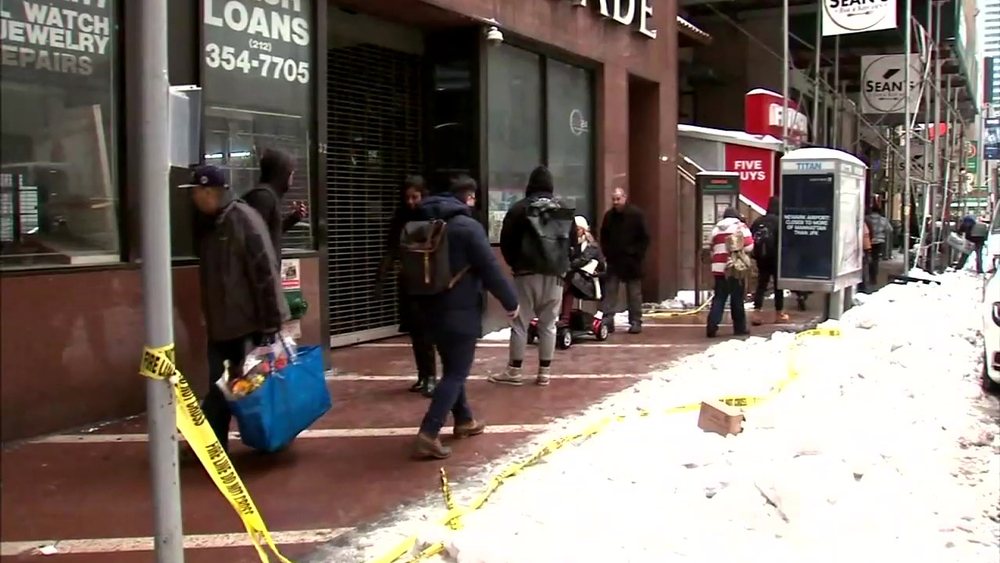 1 person injured by falling ice in Midtown