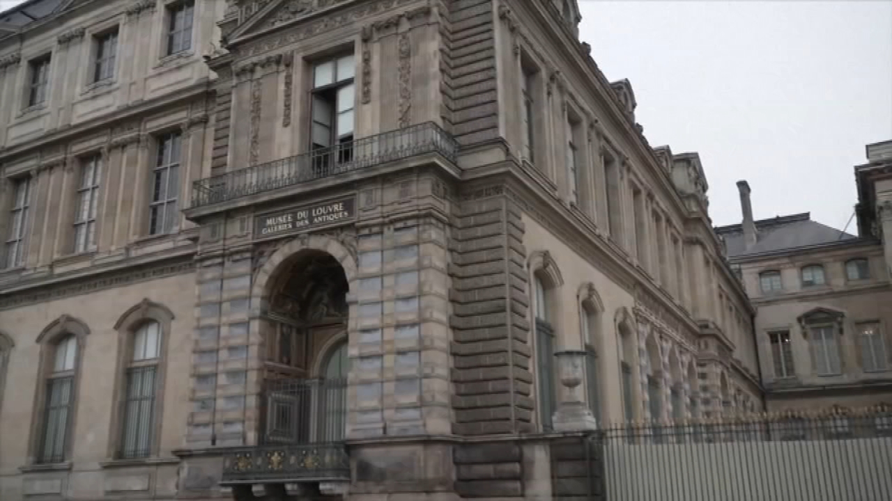Manhunt underway for 4 suspects after heist at Louvre in Paris