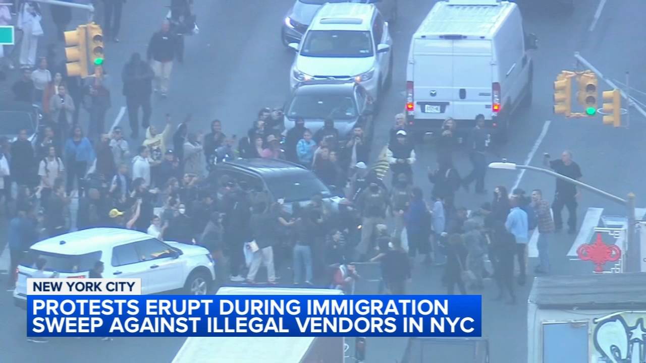 Immigration agents conducting sweep on NYC's famed Canal Street confronted by protesters
