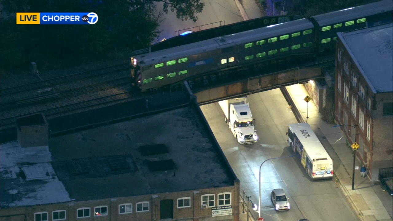 
Metra BNSF service resumes after truck hits bridge in Chicago