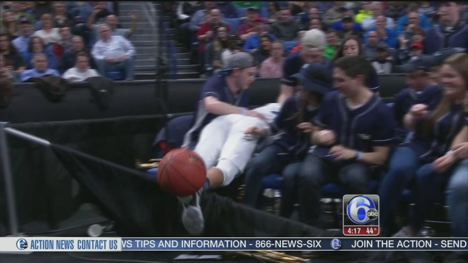 Josh Hart flies into crowd, Villanova band members break his fall