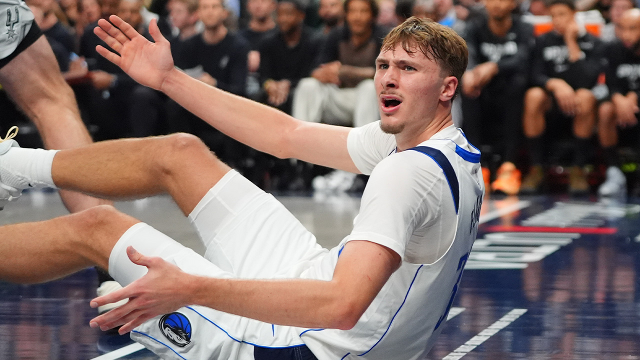 L'attaccante dei Dallas Mavericks Cooper Flagg reagisce a una chiamata di no-foul durante la seconda metà di una partita di basket NBA contro i San Antonio Spurs, mercoledì 22 ottobre 2025, a Dallas.