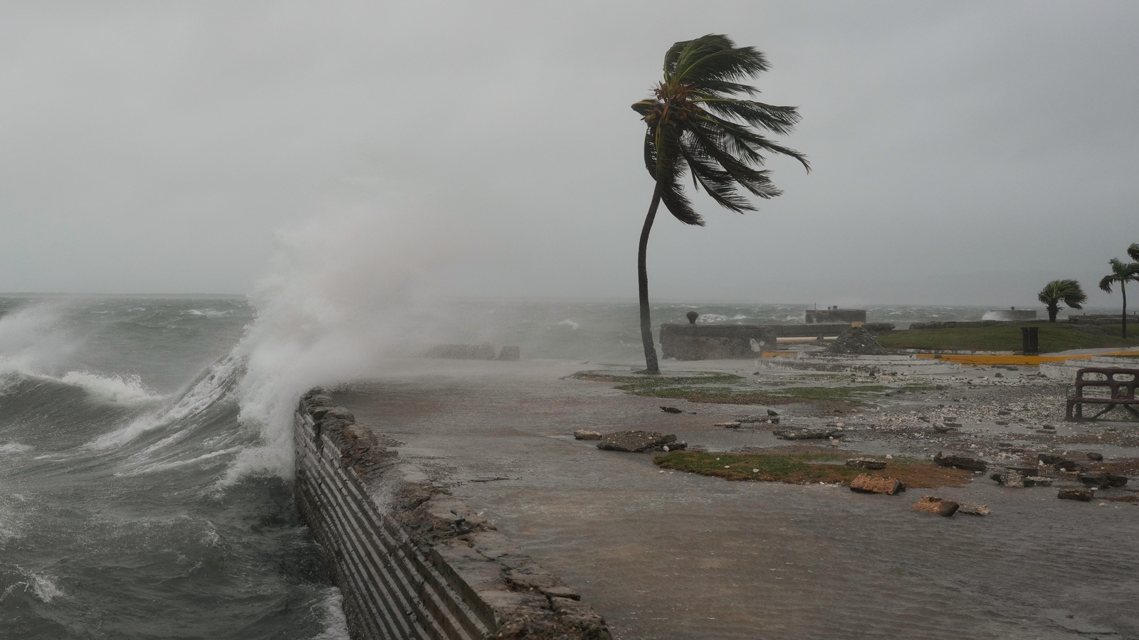 Hurricane Melissa makes landfall in Jamaica near New Hope as Category 5 storm | LIVE LOOK