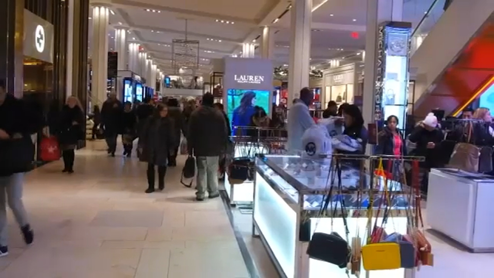 Watching Your Wallet: How to avoid overspending during holiday shopping