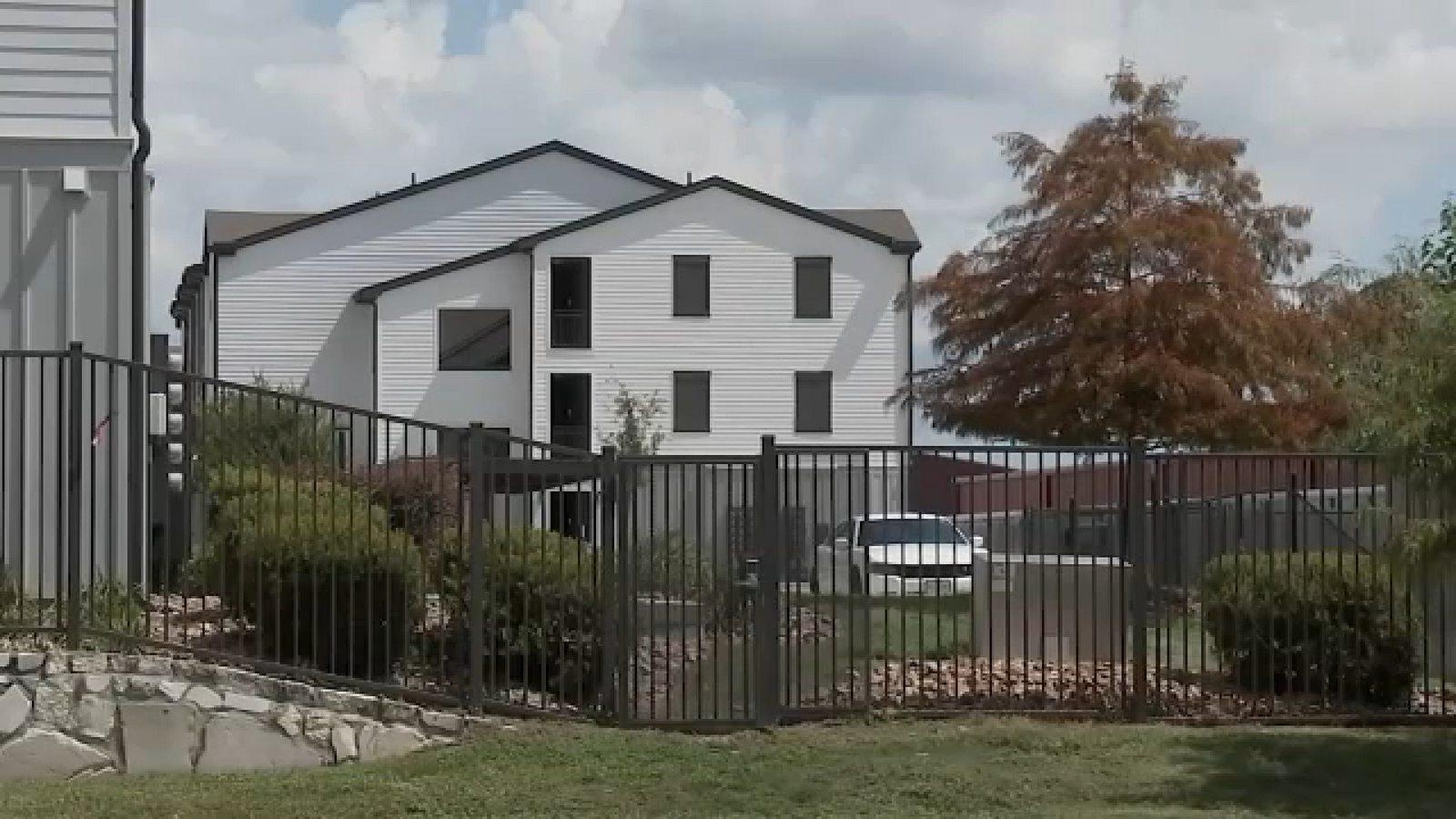 Man charged with murder for 20-year-old found dead at northwest Harris County apartment complex, HCSO says – ABC13 Houston