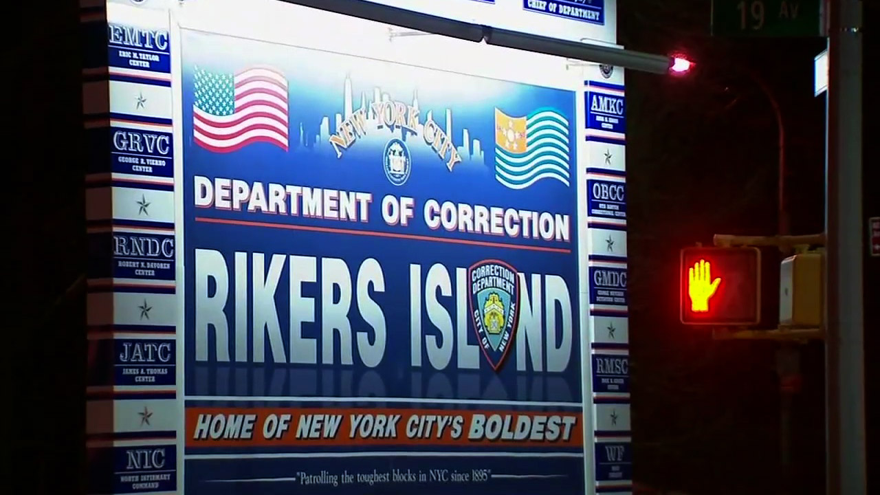 Prisoner reportedly jumps fence at Rikers Island