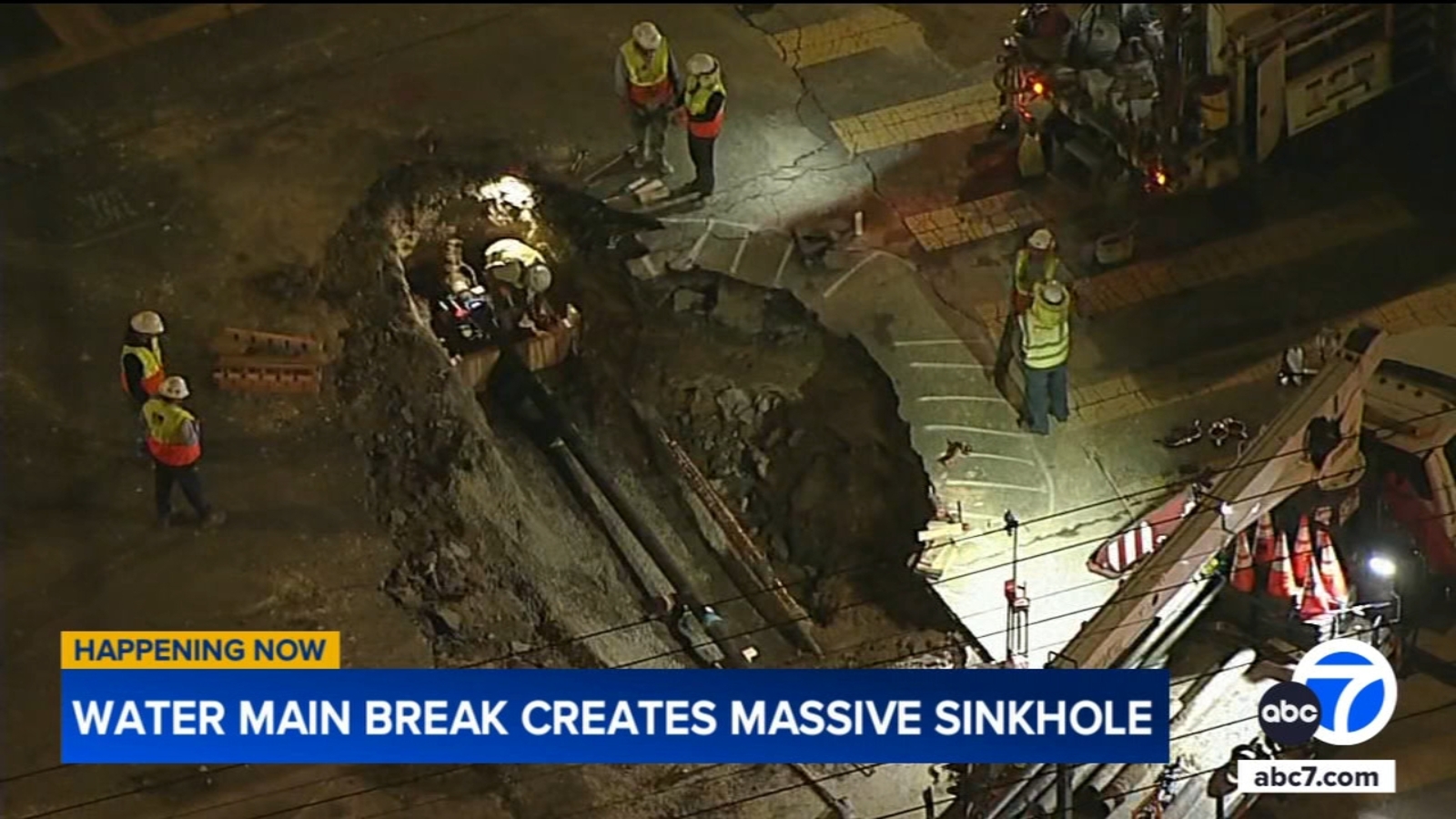 Water main break creates massive sinkhole in Woodland Hills - ABC7 Los ...