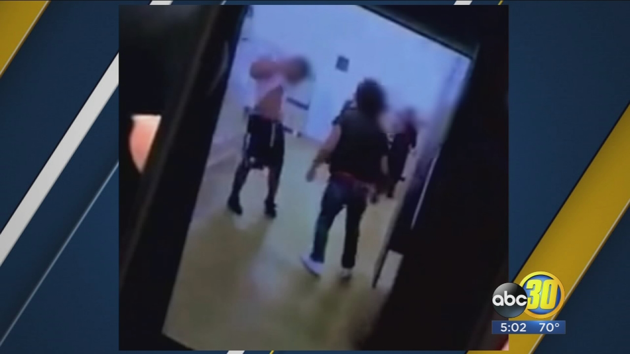 Video Teen Injured In Hs Bathroom Stabbing Abc7 Chicago