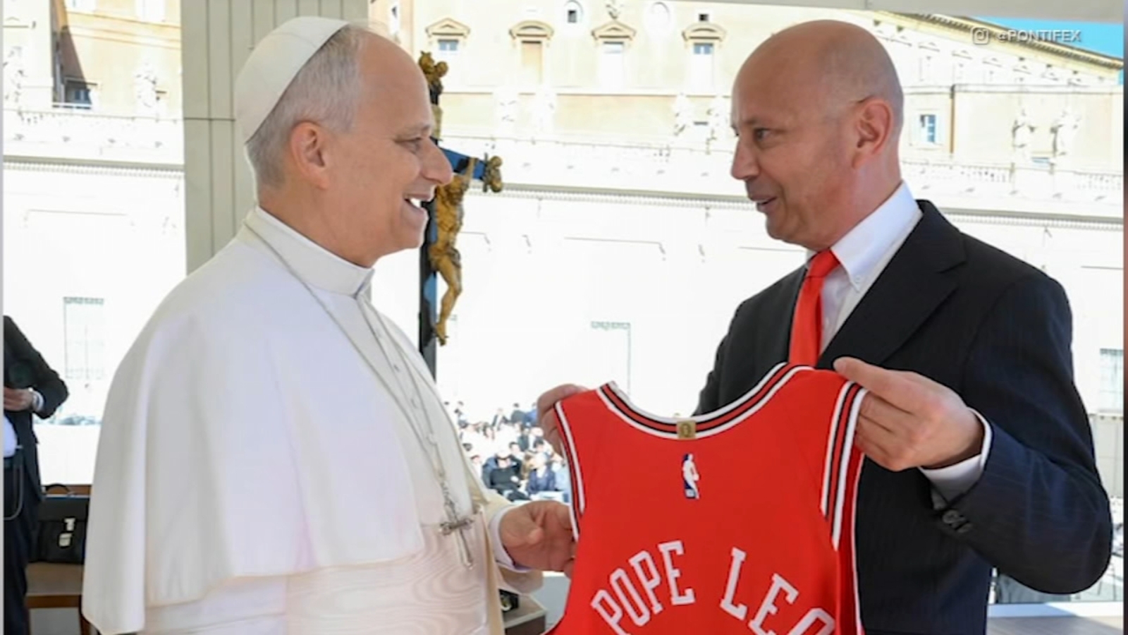 Chicago Bulls sportscaster meets Pope Leo, gifts him jersey