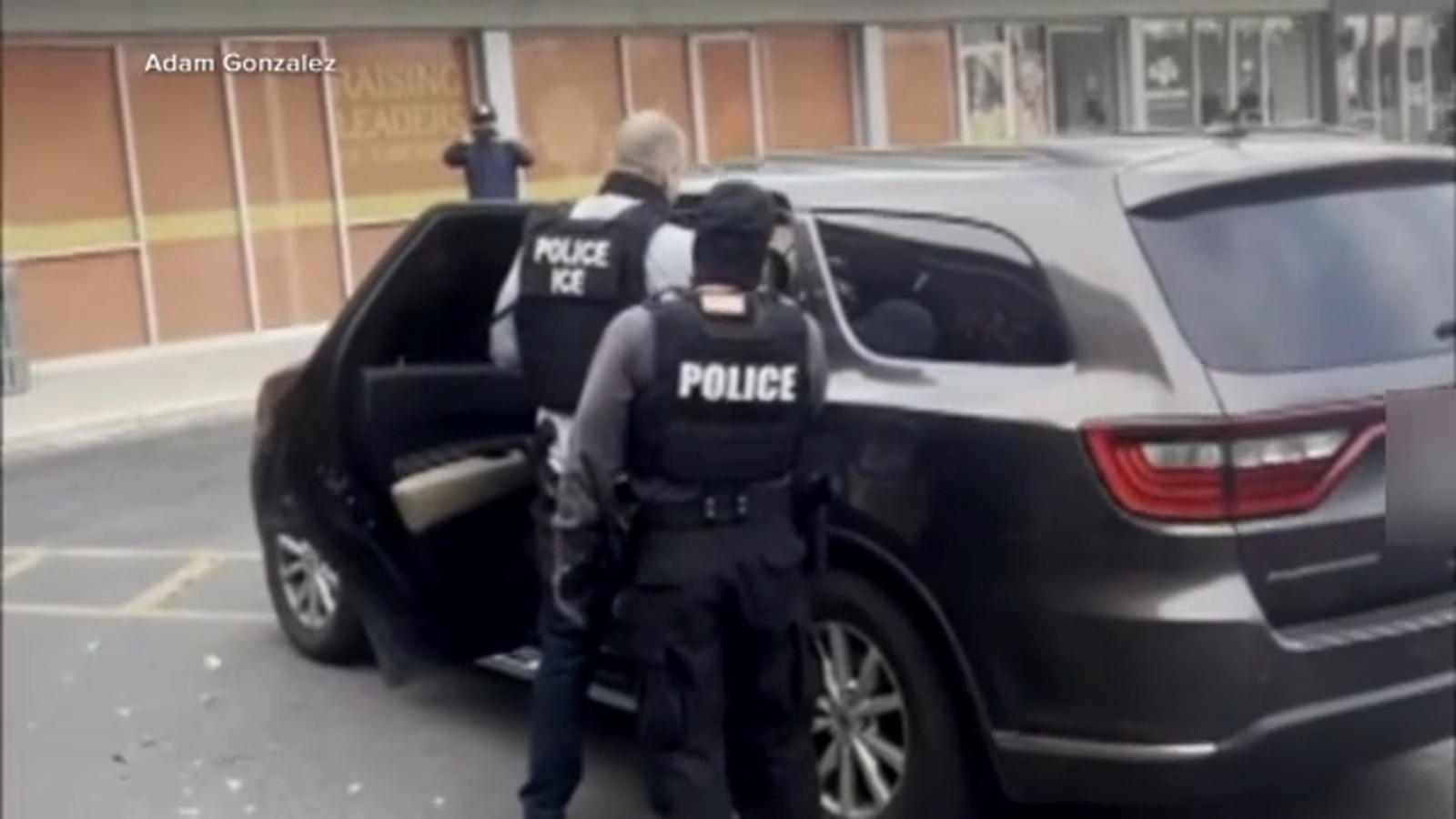 El FBI advierte sobre personas que se hacen pasar por agentes de ICE ...