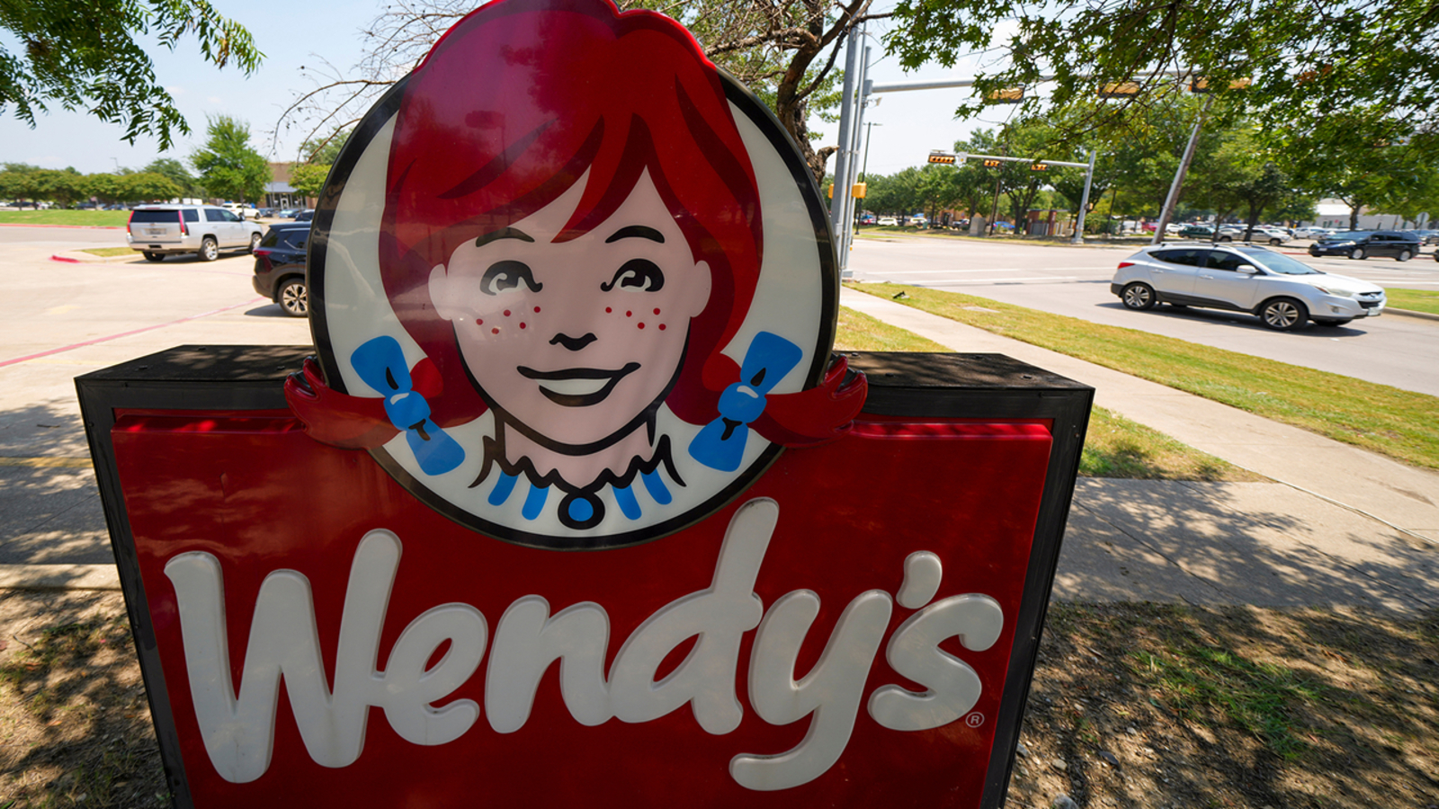 Wendy’s to close hundreds of US restaurants in bid to halt falling profit, CEO says