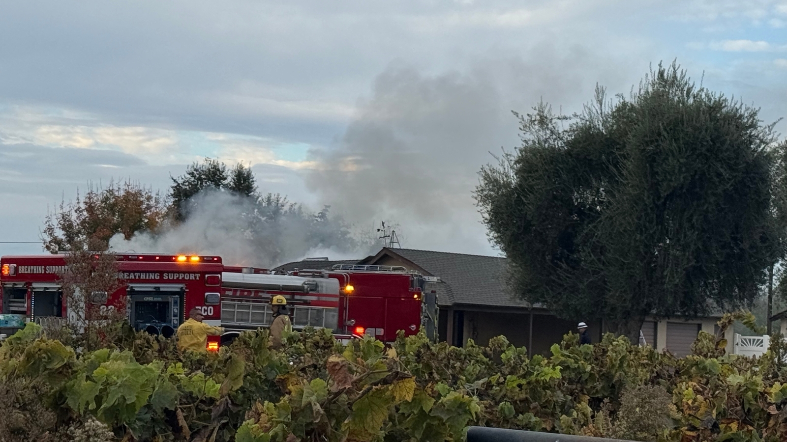 Vacant house fire forces street closures near Parlier