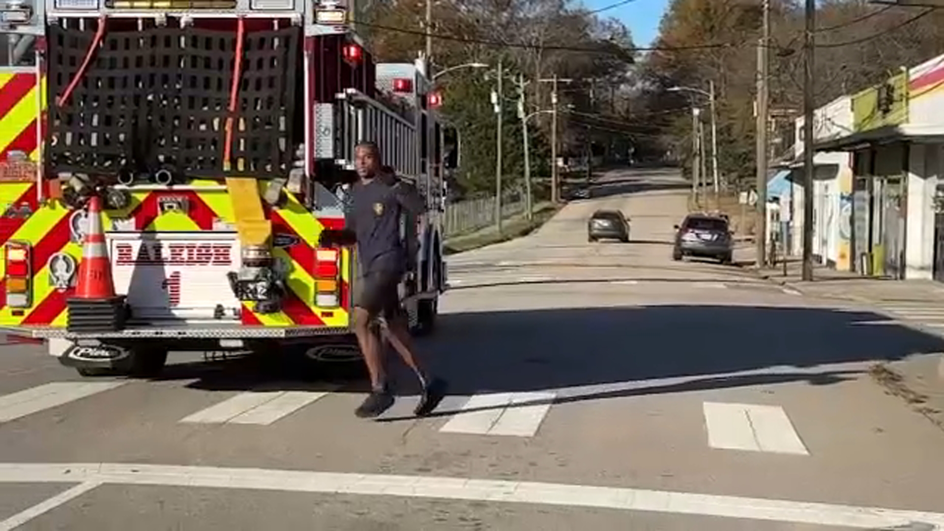 Jalen Snipes inizia la sua corsa da Raleigh a Charlotte venerdì 14 novembre 2025 (Foto: ABC11)
