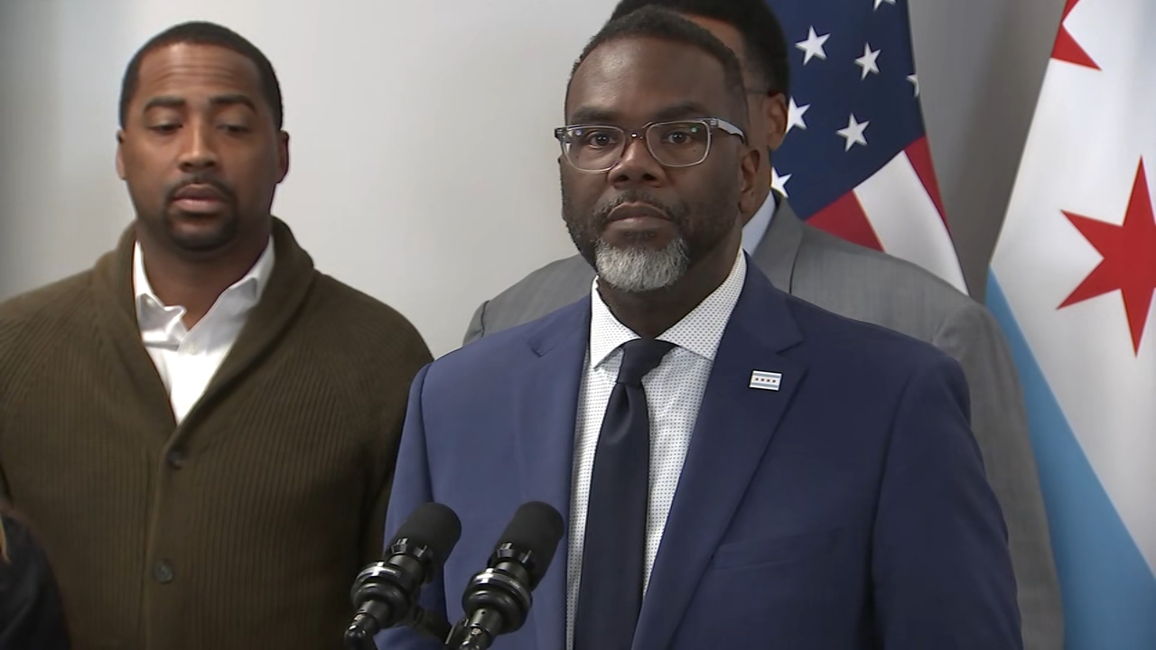 Chicago police investigating attempted arson at city hall, mayor says