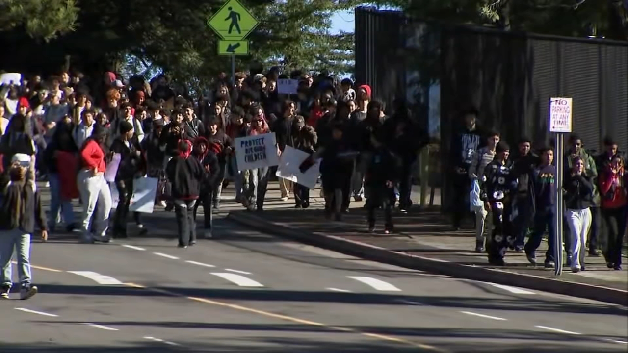 Hundreds of Oakland students walk out over gun violence
