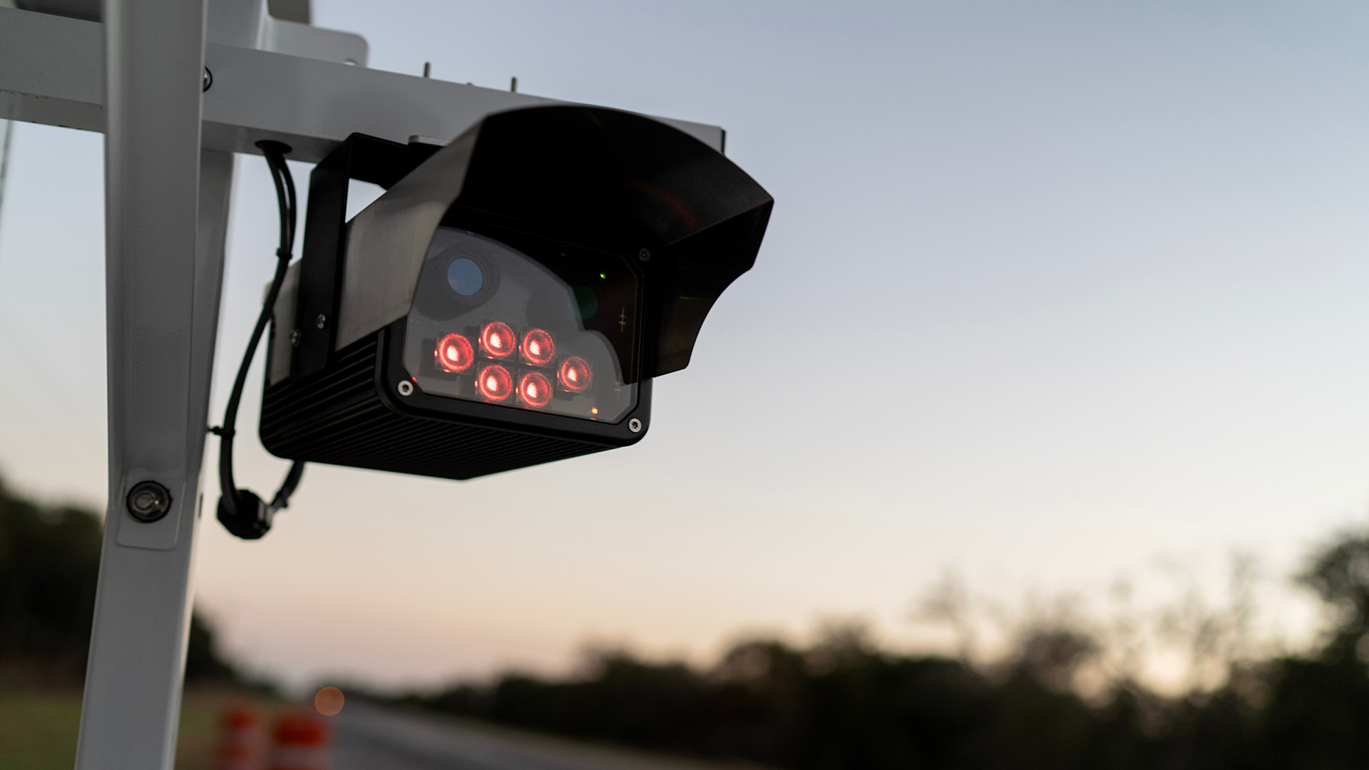 Un lector de placas de vehículos en una carretera en Stockdale, Texas, el 15 de octubre del 2025. (AP Foto/David Goldman)