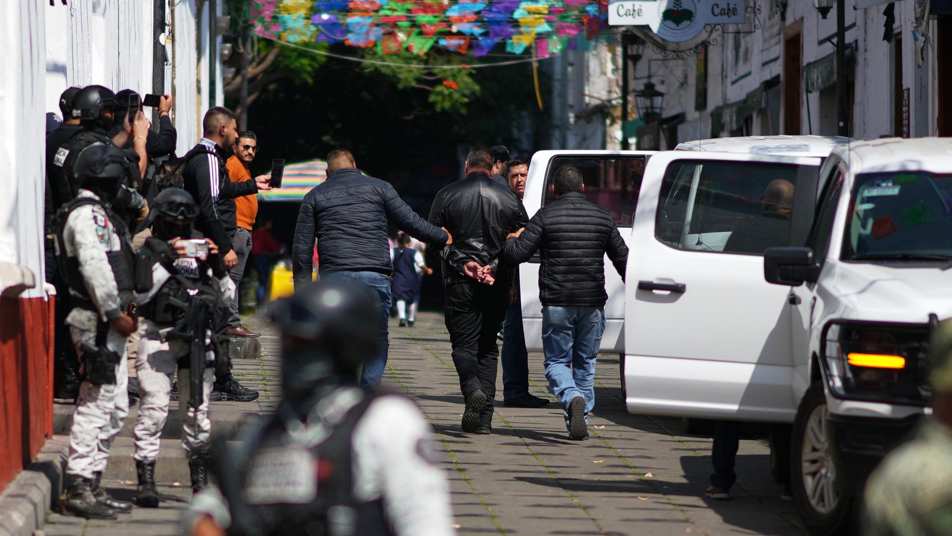 Detienen a 7 escoltas del alcalde mexicano asesinado Carlos Manzo por su  presunta vinculación con el crimen - ABC7 Los Angeles