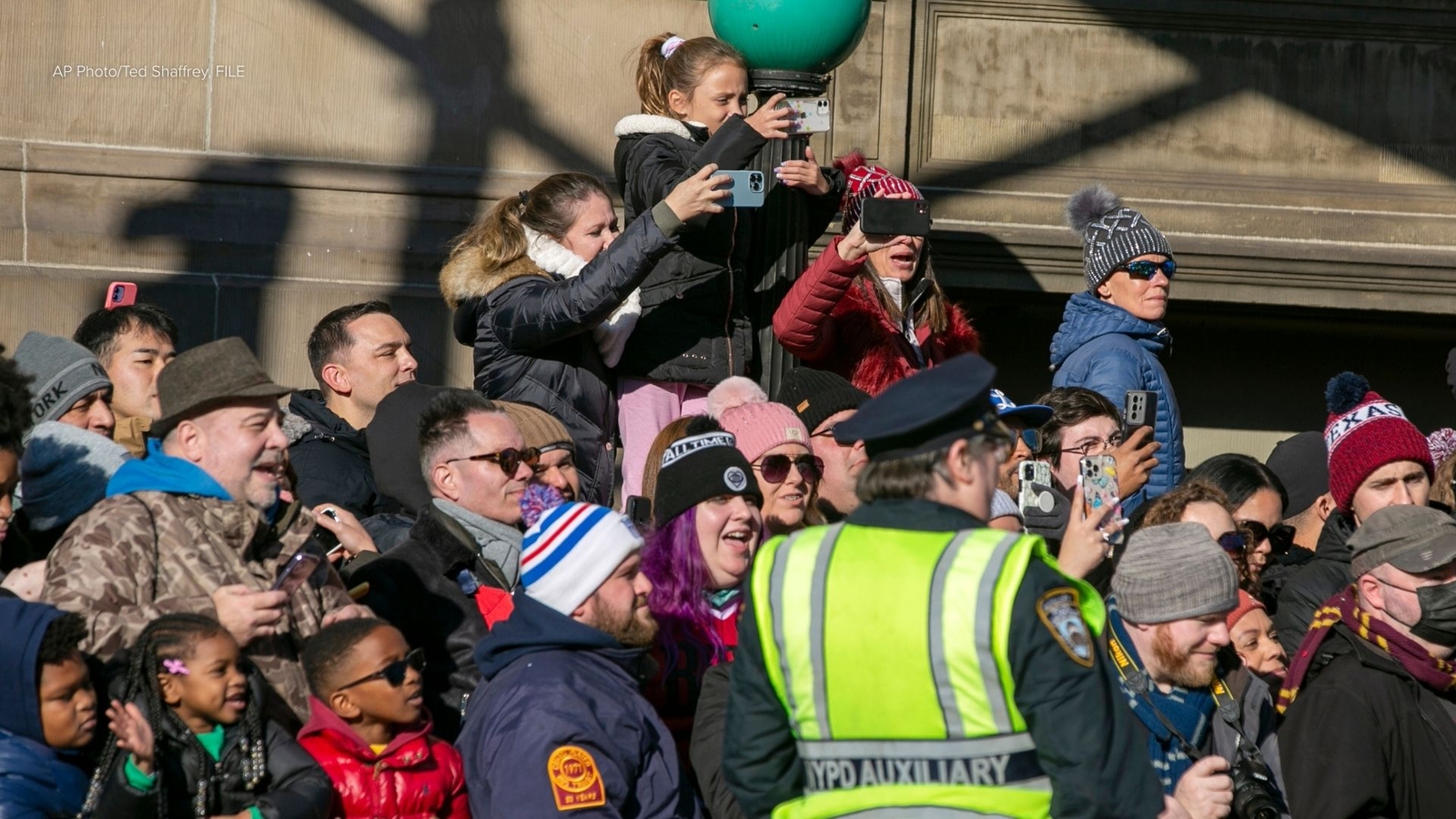 Millions of New Yorkers, tourists gather to watch Thanksgiving parade