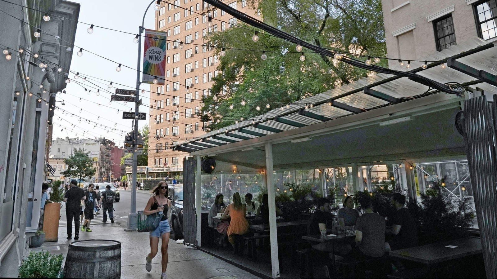 Outdoor dining season for roadway sheds in New York City ends, but could be  made year-round by Mamdani - ABC7 New York, image size:1600x900