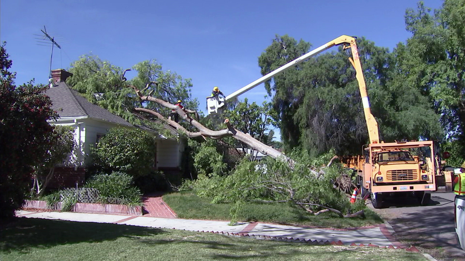 High winds wreak havoc in Los Angeles for 2nd straight day - ABC7 Los ...