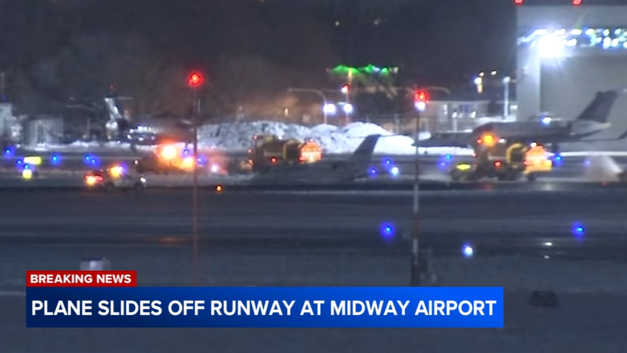 Small plane slides off runway at Midway amid holiday travel