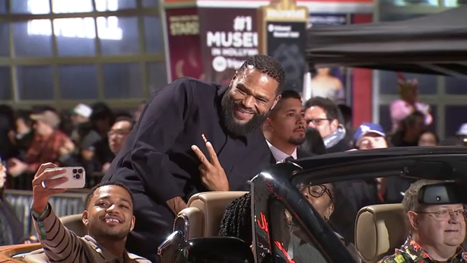 Holiday season kicks off in Hollywood with annual 93rd annual Christmas parade