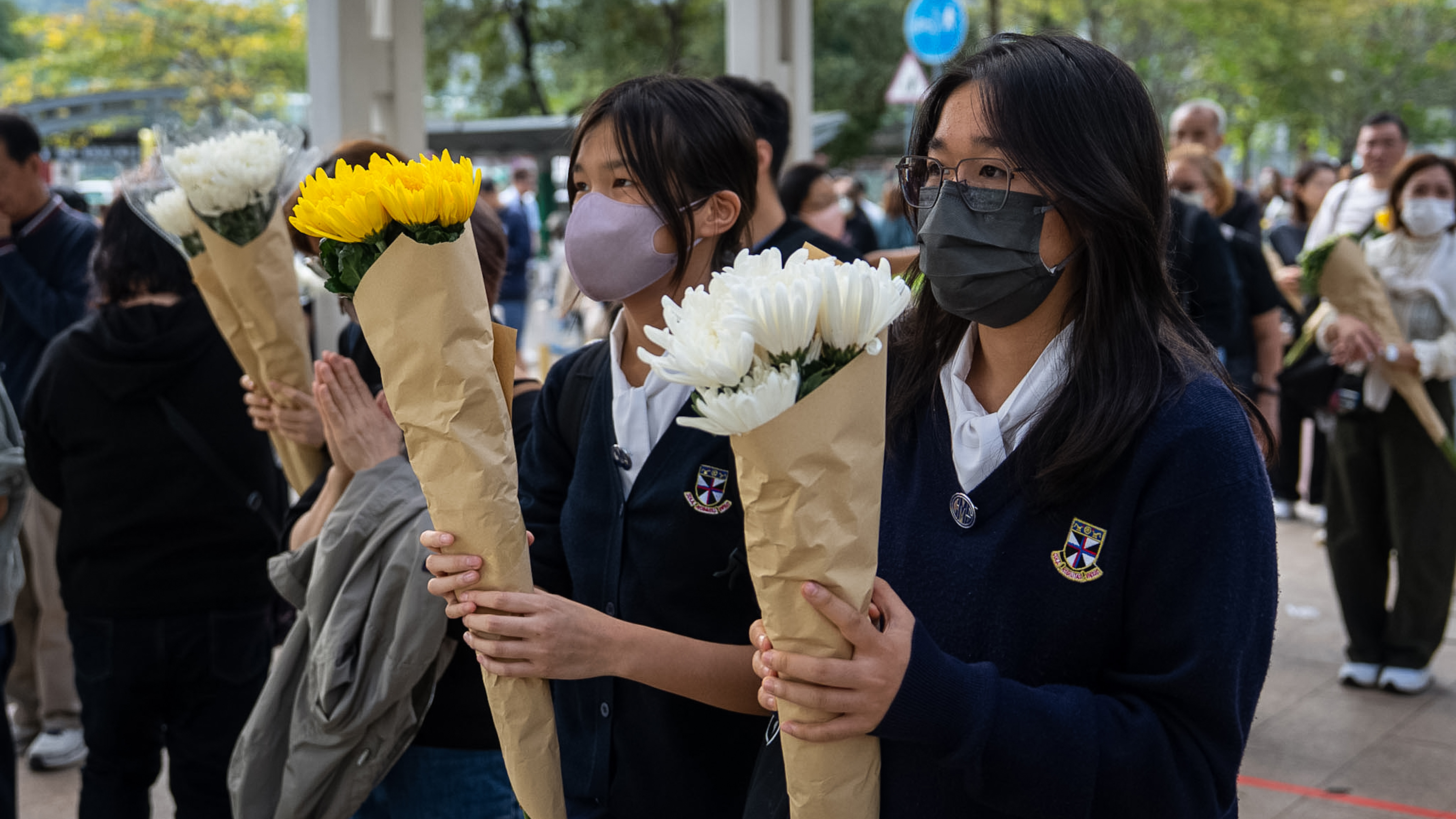Autoridades de Hong Kong revelan que la malla en edificios incendiados no  cumplía con normativa - ABC7 Los Angeles, image size:4500x2531