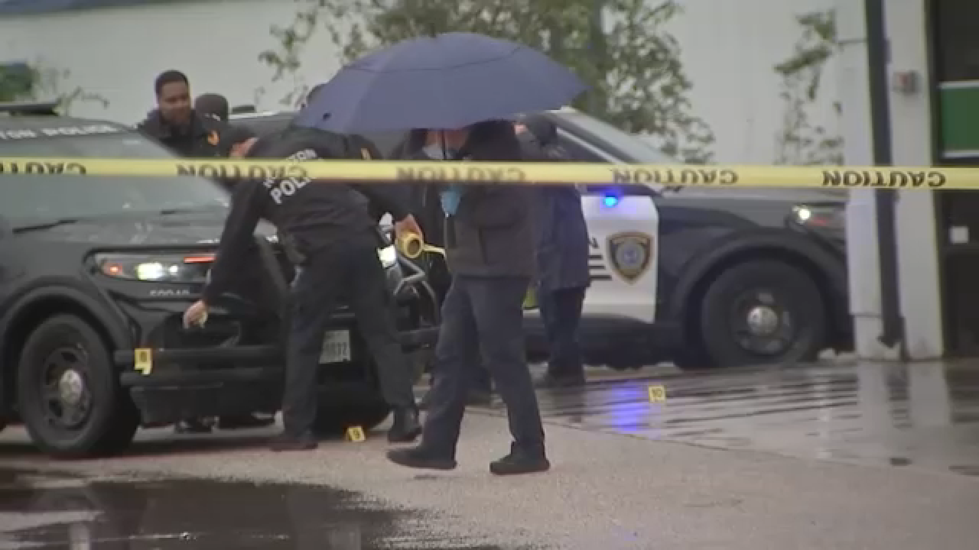 Robbery suspect used employee as shield before getting shot, HPD says