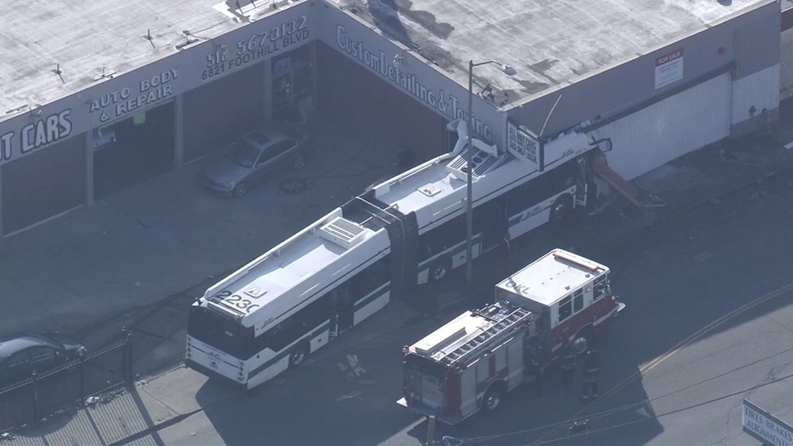 4 injured after AC Transit bus crashes into building in Oakland, fire officials say