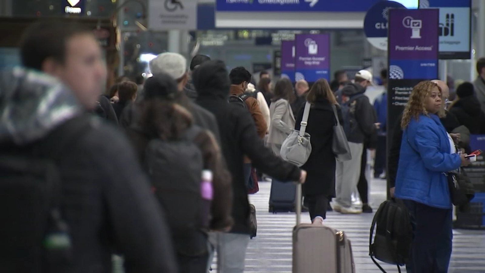 Tips to avoid holiday travel nightmare, score last-minute deals