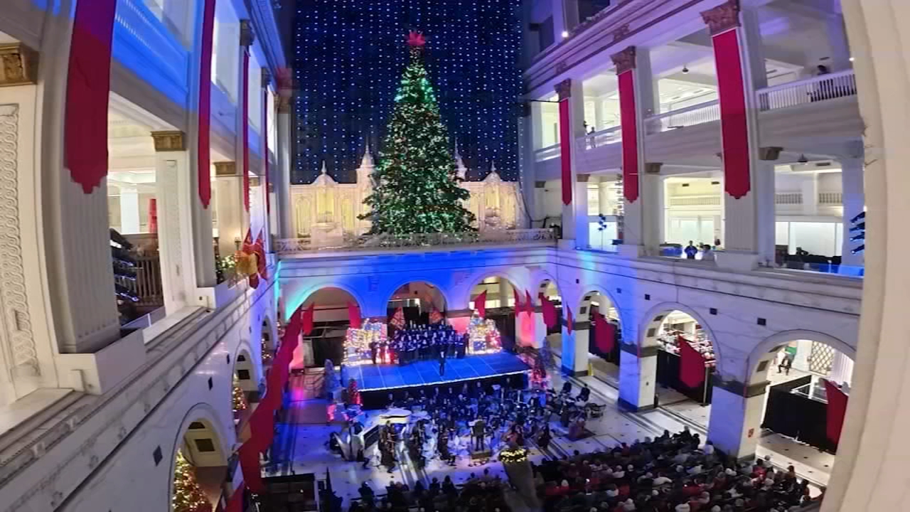 Opera Philadelphia brings holiday cheer to Wanamaker Building
