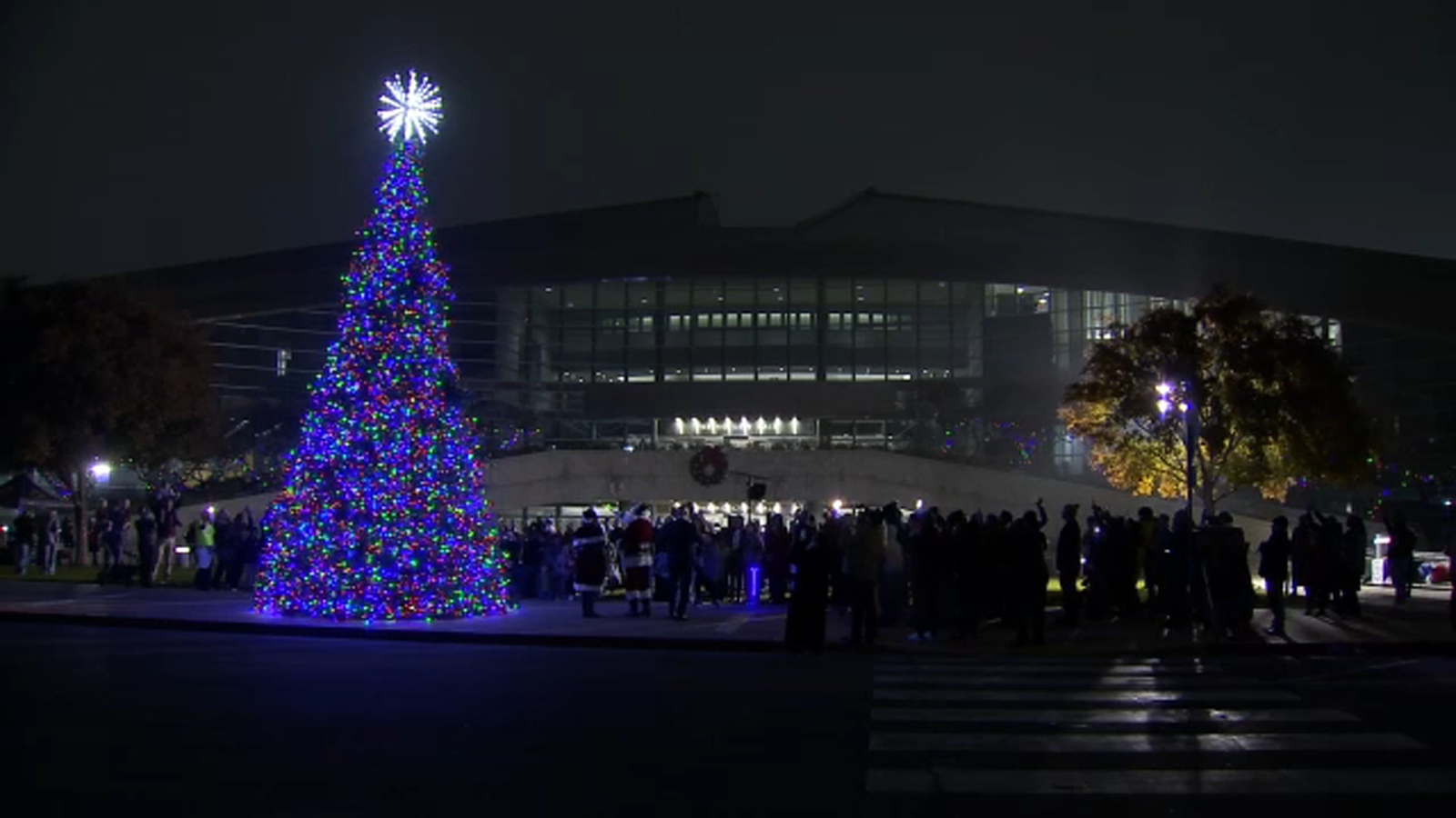 Fresno City Hall kicks off holiday season with tree lighting ceremony