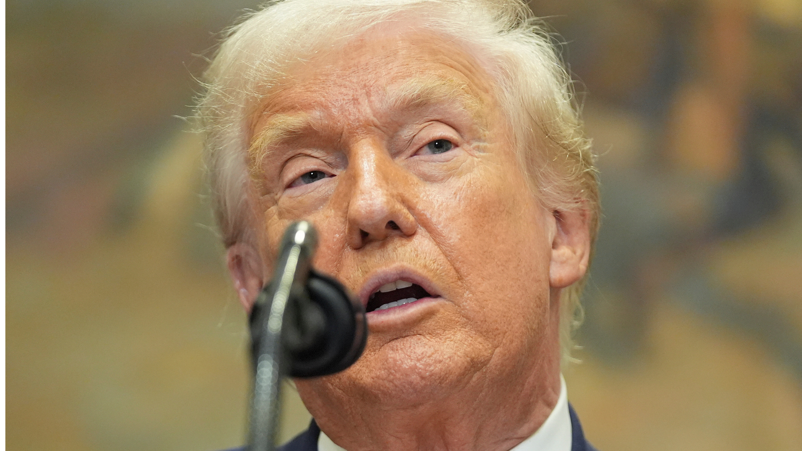 Trump plans to weaken vehicle mileage rules that limit air pollution