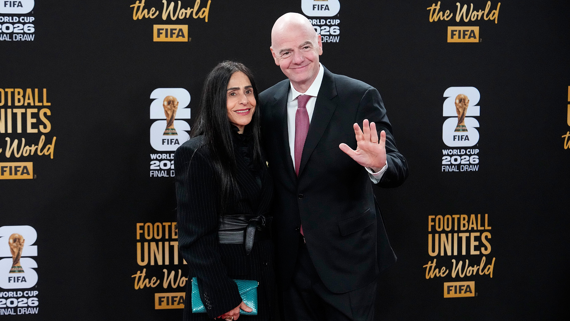 El presidente de la FIFA Gianni Infantino y su esposa Leena Al Ashqar posan a su llegada para un festejo previo al sorteo del Mundial, el 4 de diciembre de 2024, en Washington.